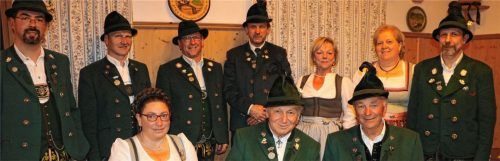 Für ihr Engagement ausgezeichnet: Der scheidende Vorsitzende Hans Stangl (links) ehrte gemeinsam mit seinem Nachfolger Bernhard Bauer (rechts) die langjährigen Mitglieder (vorne, von links) Martina Bauer, Michael Vordermayer und Franz Prankl sowie (hinten, von links) Sepp Thaurer, Sebastian Schmid, Karl Pletzenauer, Anni Prankl und Sabine Bauer.Foto Rehberg