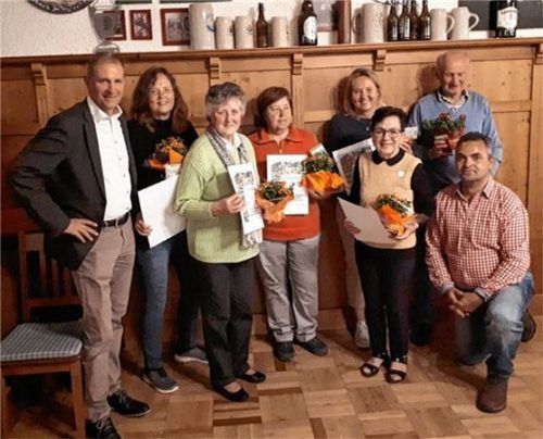 Für ihr Engagement geehrt wurden von Vorsitzendem Peter Stuhlreiter die Mitglieder Monika Stuhlreiter, Hilde Hilger, Rita Künzner, Maria Gehrlein, Agnes Fenis, Hans Esterl (von links). Rechts Zweiter Vorsitzender Jörg Gottschalk. Foto RE
