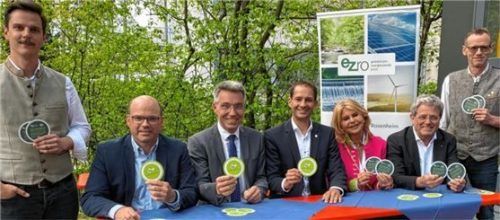 Für mehr Sensibilität im Umweltschutz setzen sich ein: (von links) Michael Hinterseer von Auerbräu, Professor Dominikus Bücker, Landrat Otto Lederer, Bürgermeister Andreas März, Marisa Steegmüller von Flötzinger Bräu, TH-Präsident Professor Heinrich Köster und Thorsten Diederich von Flötzinger Bräu.Foto re