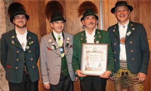 Für sein außerordentliches Engagement wurde Anton Hötzelsperger (Dritter von links) zum Ehrenmitglied ernannt. Es gratulierten Vorsitzender Miche Huber (rechts) und seine beiden Stellvertreter (von links) Franz Fischer und Georg Westner.Foto Rehberg