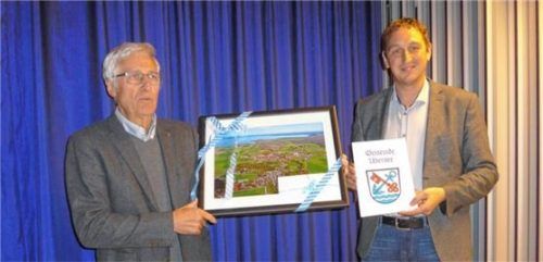Für seine 30-jährige ehrenamtliche Tätigkeit als Vorstandsmitglied wurde Matthias Stöger (links) von Bürgermeister Herbert Strauch mit einer Urkunde und einem Luftbild von Übersee geehrt.Foto vom dorp