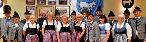 Geehrte Lindntaler: (von links) Zweiter Gauvorsitzender Markus Kronberger, Sepp Bauer senior, Erwin Fischbacher, Lisi Kellermeyer, Sebastian Hauser senior, Hedwig Bauer, Peter Bauer senior, Marianne Brem, Christian Hamberger, Anni Obermayer, Peter Schlosser senior, Franz Wolf, Ludwig Purainer, Renate Lechner sowie Vorsitzender Sepp Brem senior, Elsa Steinke, Hannes Wollmann und Andreas Hefter.Foto Wolf