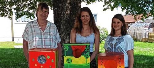 Gefüllte Kisten: (von links) Petra Klatt, Karina Berreiter und Karina Gerullis von der Caritas Fachschule mit den Fühlboxen. Foto re