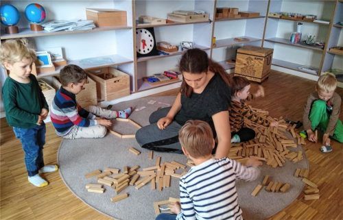 Gemeinsam Bauklötze stapeln: An drei Vormittagen pro Woche treffen sich ukrainische Flüchtlingskinder mit ihren Eltern im Montessori-Kinderhaus Inntal. Foto Stuffer-chunpetch