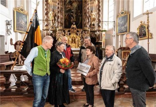 Gemeinsam für die Ukraine: Josef und Christina Stocker vom Kammermusikkreis Rohrdorf (vordere Reihe, von links) übergeben an Katharina Schmid und Fritz Tischner vom Helferkreis Ternopil eine Spende in Höhe von 7000 Euro. Mit dabei sind Rohrdorfs Pfarrer Robert Baumgartner, Markus Zaus und Franz Berghammer von den Kolpingsfamilien Rohrdorf und Aschau (zweite Reihe von links). Foto Thomae