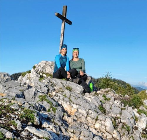 Gemeinsam ganz oben: die Spendensammlerinnen Juliane Jäger (links) aus Raubling und Anna Winkler aus Neubeuern auf der Aschauer Sonnwendwand.