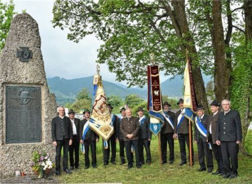 Gemeinsames Gedenken zum 100. Jahrestag: Bürgermeister Matthias Jokisch (links) mit dem Vorsitzenden der Krieger- und Reservistenkameradschaft Flintsbach-Degerndorf neben dem Kiegerdenkmal.Foto WEISS