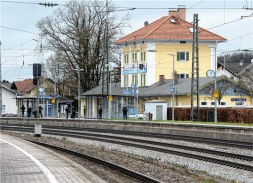 Gerade die Frage, wie die Lärmschutzwände entlang des Bahnhofsgebäudes verlaufen könnten, beschäftigte den Gemeinderat. Foto Ammelburger