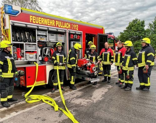 Mitglieder der Pullacher Feuerwehr im Einsatz.Foto Gerlach