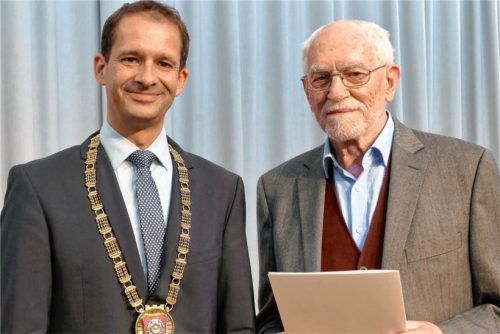 Gerührt nahm Ludwig Gruber (rechts) den Preis aus den Händen von Oberbürgermeister Andreas März entgegen.Foto janka