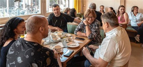 Gespräche mit ukrainischen Kriegsflüchtlingen: Stadtrat Sebastian Daxeder (rechts) im Gespräch. Olga Baumann (Zweite von rechts) übersetzt.