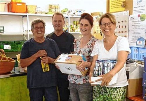 Große Freude bei (von links) Gaby Doucha, Markus Kumberger, Melanie Steindlmüller und Franzika Srp-Capello über die Sachspende für die Kolbermoorer Tafel. Foto Riediger