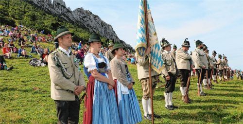 Hauptmann Hubert Stein und die Königlich Bayerische Gebirgsschützenkompanie Aschau im Chiemgau beim Gedenkgottesdienst für die Gefallenen und Vermissten des Chiemgaus als Ehrenkompanie auf der Kampenwand.Fotos Rehberg