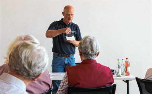 Hausnotruf-Experte Christian Wagner informierte Schechener Senioren über praktische Helferlein im Alltag.Foto Heinz