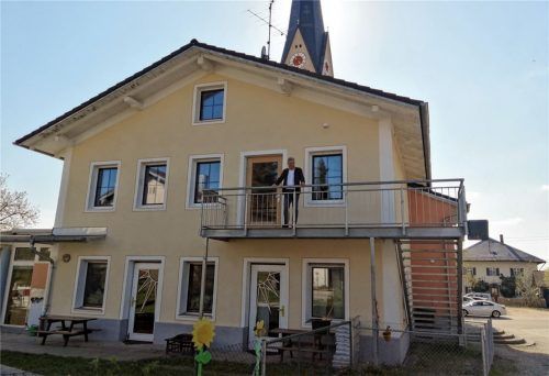 Hereinspaziert: Bürgermeister Rudolf Leitmannstetter steht neben der Tür, durch die ab Herbst die Kinder der neuen dritten Gruppe in den Kindergarten spazieren. Foto Hampel