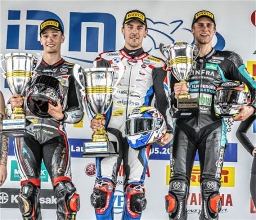 Hervorragender Auftakt für den Obinger Markus Reiterberger (Mitte): Zum IDM-Auftakt am Lausitzring sicherte sich der Motorradrennfahrer einen Doppelsieg in der Klasse Superbike. Dabei gewann er den ersten Lauf vor seinem Teamkollegen Jan Mohr (links) und Julian Puffe (rechts). Foto IDM_Dino Eisele
