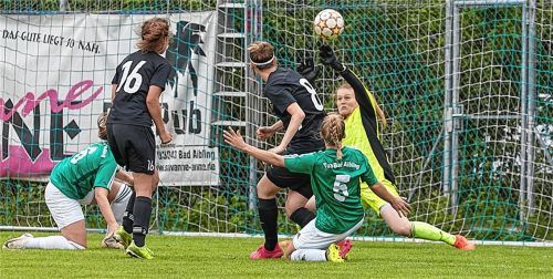Höchste Not vor dem Bad Aiblinger Tor, aber TuS-Torfrau Franziska Trenz kann den Ball abwehren.Foto Dirk Habermann