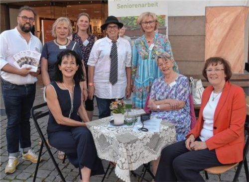 Hoffen darauf, dass ihr Projekt noch besser angenommen wird: Vertreter von „Wohnen für Hilfe“ und Dritte Bürgermeisterin Gabriele Leicht (rechts). Foto Schlecker