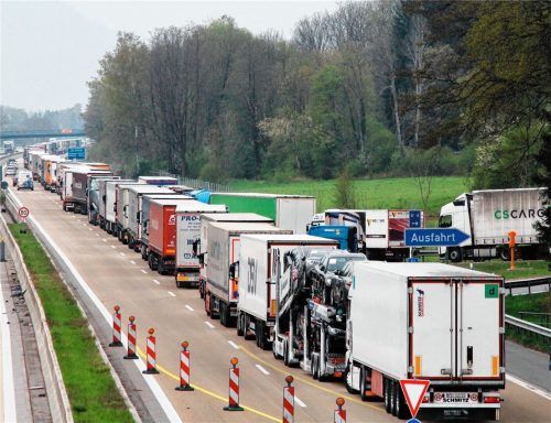 Hoffnungslos verfahren: Für die Blockabfertigung und die damit verbundenen Staus ist kein Ende abzusehen. Foto Reisner