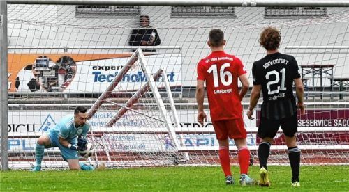 Hoppala: Torwart Alin Goia lässt einen Freistoß der Schweinfurter zum 0:1-Rückstand passieren.Foto Hans-Jürgen Ziegler
