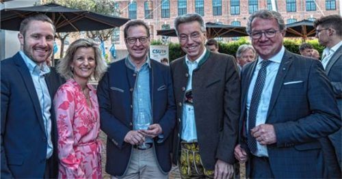 Im direkten Gespräch mit den neuen CSU-Mitgliedern im Kesselhaus in Kolbermoor: (von links) Daniel Artmann, Daniela Ludwig, Dr. Ludwig Huber, Landrat Otto Lederer und Klaus Stöttner.Foto Thomae