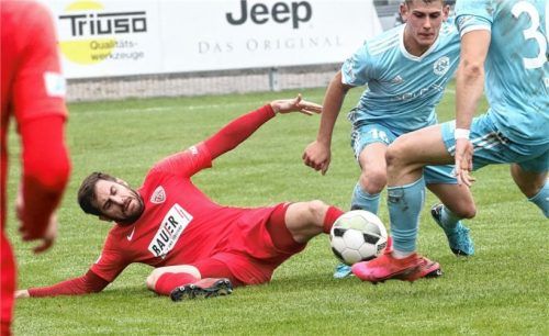 Im Hinspiel lieferten sich beide Mannschaften einen derbywürdigen Kampf. In dieser Szene Buchbachs Christian Brucia (am Boden) gegen die Rosenheimer Markus Sattelberger und Laurin Demolli (von links).Foto Michael Buchholz