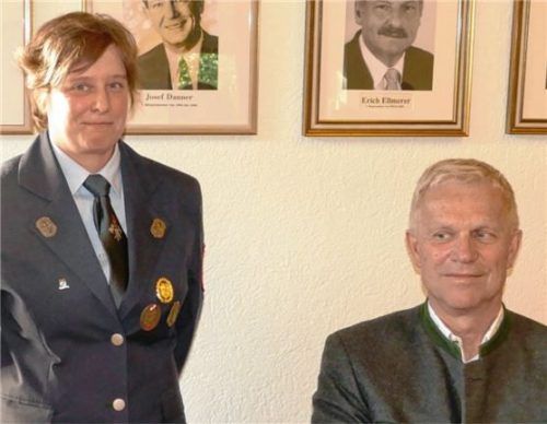 Im Rahmen der Gemeinderatssitzung wurde die neue Kommandantin der Feuerwehr Mühlbach, Maria Fritz, von Bürgermeister Hajo Gruber bestätigt. Foto Hoffmann