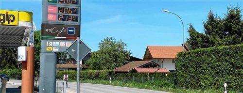 In der Nähe dieser Tankstelle in Siegsdorf gab der 37-Jährige nach Angaben der Polizei die Schüsse vom Balkon ab.Foto Weichold