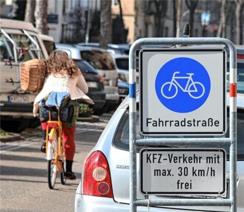 In Karlsruhe (Bild) und München gibt es bereits zahlreiche Fahrradstraßen, in Rosenheim arbeitet die Verwaltung momentan an einer möglichen Umsetzung. Foto dpa