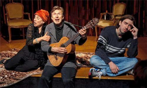 Joachim (James Newton, rechts) und seine spleenigen Großeltern (Lucca Züchner und Thorsten Krohn). Foto Flamm