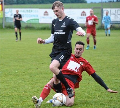 Jonas Hintermayer (vorne) und der SV Ostermünchen müssen sich den Schönauer Angriffen erwehren.Foto Franz Ruprecht