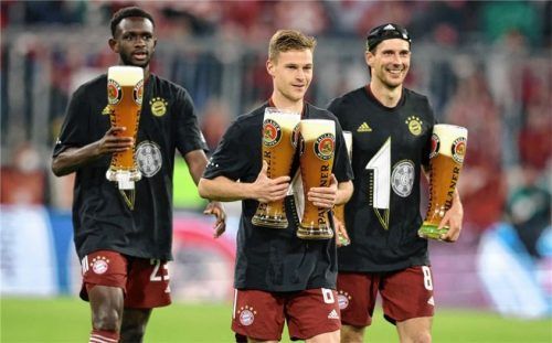 Joshua Kimmich und Co. feierten schon nach dem Dortmund-Spiel mit den bekannten Bierduschen und bedienten auch die Fans. Foto Stefan Matzke
