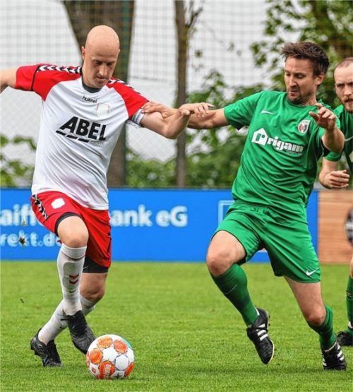 Kampf um den Ball zwischen Engelsbergs Markus Abel (links) und Mühldorfs Tim Bauernschuster.Foto Butzhammer