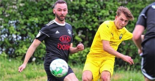 Kampf um den Ball zwischen Tögings Philipp Hofmann (rechts) und dem Landshuter Kevin Engber.Foto Butzhammer