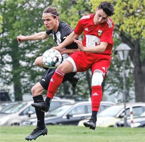 Kampf um den Ball zwischen Tüßlings Christian Hechenberger (links) und dem Schönauer Luka Moric.Foto Gabi Zucker