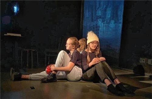 Katharina Schwerdtel (Jessy), Finia Edom (Tal) und Maya Woggon (Helga).Foto Innszenierung