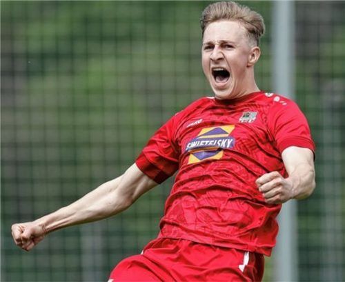 Kenan Smajlovic feiert das Traunsteiner 1:0.Foto Hans Weitz