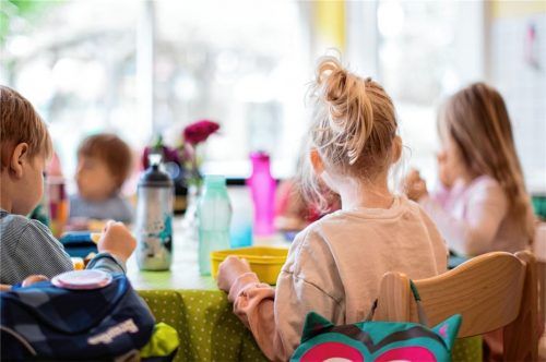 Kinderbetreuung muss oft mit Arbeitszeiten koordiniert werden. Bei einer Umfrage haben einzelne Eggstätter Eltern für längere Öffnungszeiten gestimmt. Foto dpa