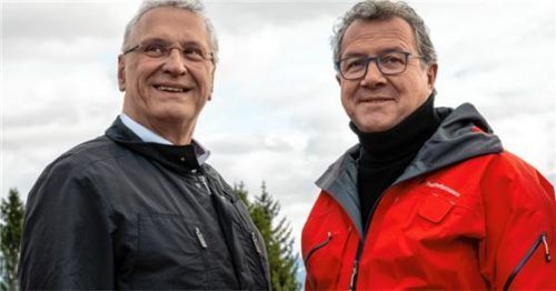 Klaus Stöttner (rechts), hier bei einem Termin zur Lawinensuche mit Innenminister Joachim Herrmann, will die landespolitische Bühne verlassen. Foto dpa
