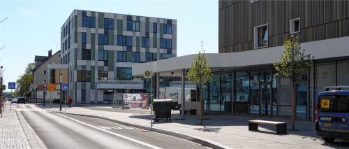Knapp 1,2 Millionen Euro stehen für diesen Lokal-Neubau in diesem Wohn- und Geschäftshaus heuer im Haushalt auf dem Plan. Derzeit wird dort noch ordentlich gewerkelt. Foto Riediger