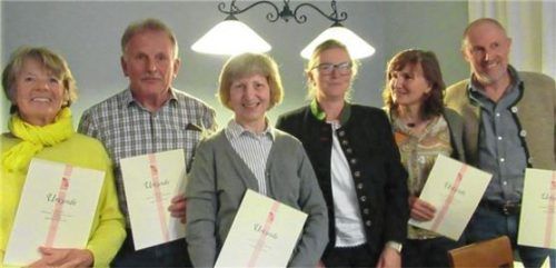 Kreisvorsitzende Hannerl Astner (Vierte von links) ehrte die langjährigen Mitglieder (von links) Kathi Leitner-Klein, Herbert und Genoveva Paul sowie Gertraud und Konrad Paul. Foto Schwitteck