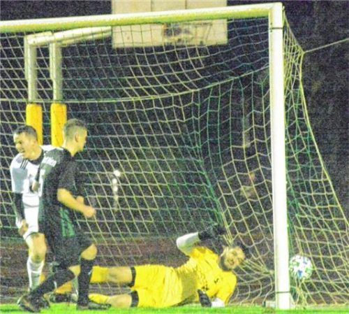 Kuriose Entscheidung im Top-Spiel: Nach direkt verwandelter Ecke liegt der Ball im Priener Tor.Foto Franz Ruprecht