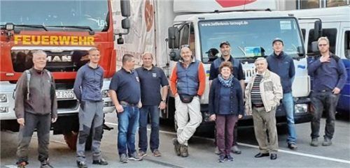 Kurz vor der Abfahrt: Die drei Transporter mit den neun Fahrern, die unter anderem Stromaggregate in die Region Ternopil bringen. Mit dabei sind die Vorsitzenden des Helferkreises, Kathi Schmid (Vierte von rechts) und Fritz Tischner (Dritter von rechts).Foto Hötzelsperger