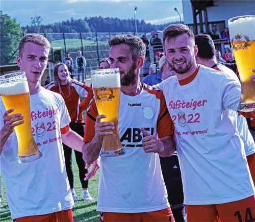 Lieber trinken als über die Köpfe verschütten: Der TuS Engelsberg hat erstmals den Sprung in die Kreisliga geschafft.Foto Michael Buchholz