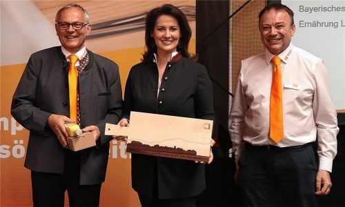 Lobende Worte für die bayerischen Schreiner gab es von Staatsministerin Michaela Kaniber. Von Verbandspräsident Bernhard Daxenberger (links) und dem Traunsteiner Innungs-Obermeister Andreas Weinzierl wurden Präsente überreicht. Foto Wittenzellner