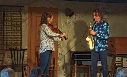 Marie-Theres Härtel und Florian Trübsbach sorgten für einen außergewöhnlichen musikalischen Abend. Foto friedrich