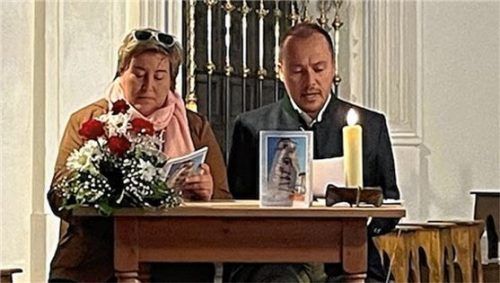 Marion Bischoff, Leiterin der Autorenwoche, und Herbert Reiter, Leiter der Tourist-Info, trugen eine berührende Geschichte vor, bei der sich Fiktion und reale Personen vermischten. Foto kirchner