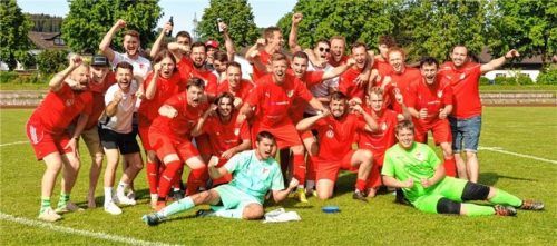 Meister am letzten Spieltag: Der TV Feldkirchen feiert den Titel in der A-Klasse 1 und die Rückkehr in die Kreisklasse.Foto Manfred Merk