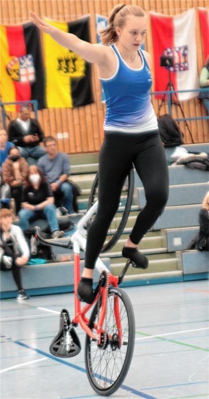 Mina Heinritzi von der Soli Bruckmühl erzielte mit 140,60 von 158,60 Punkten den fünften Platz. Hier zeigt sie den Kehrstandsteiger, eine sehr anstrengende und kraftintensive Übung. Foto  Wilfried Schwarz