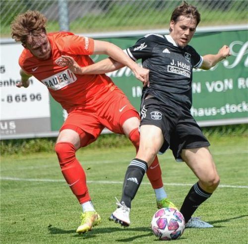 Mit allen Mitteln wurde zwischen Buchbach II und Westerndorf (rechts Torben Gartzen) um den Sieg und den direkten Klassenerhalt gekämpft.Foto Franz Ruprecht